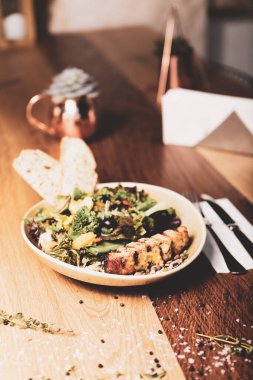 Taze salata tabağı ile karışık yeşillik