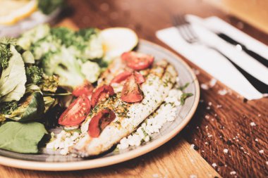 Taze salata tabağı ile karışık yeşillik