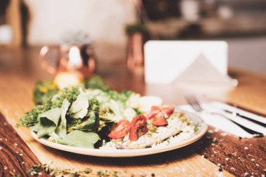 Taze salata tabağı ile karışık yeşillik