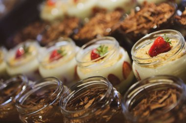 Kavanozda çok lezzetli tatlı, kavanozda tatlı ve kek.