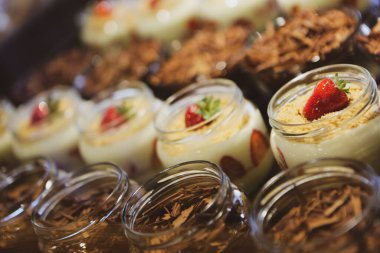 Kavanozda çok lezzetli tatlı, kavanozda tatlı ve kek.