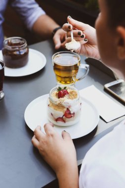 Kavanozda çok lezzetli tatlı, kavanozda tatlı ve kek.