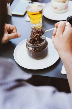 Kavanozda çok lezzetli tatlı, kavanozda tatlı ve kek.