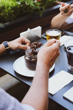 Kavanozda çok lezzetli tatlı, kavanozda tatlı ve kek.