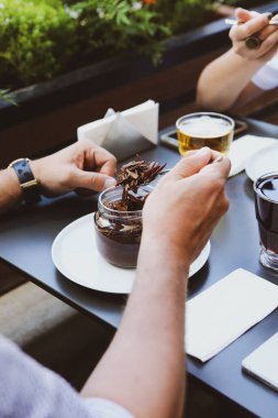 Kavanozda çok lezzetli tatlı, kavanozda tatlı ve kek.