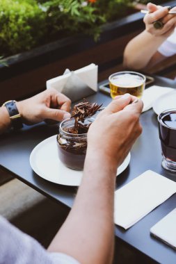 Kavanozda çok lezzetli tatlı, kavanozda tatlı ve kek.