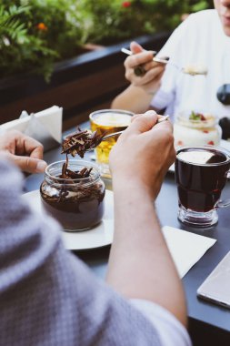 Kavanozda çok lezzetli tatlı, kavanozda tatlı ve kek.