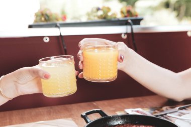 Bir bardak lezzetli portakal suyu.