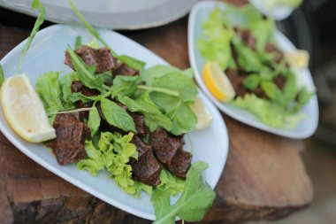 Türk yemeği, puro, turka bifteği veya chee kofta.