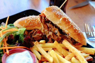 Lezzetli ev yapımı sosisli sandviç ve patates kızartması. 