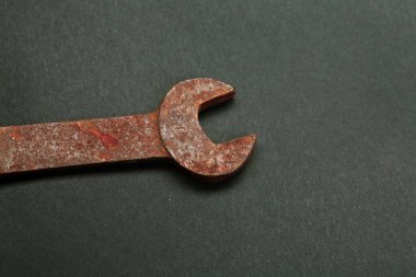 Beyaz arkaplanda paslı bir otomatik anahtar