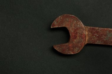 Beyaz arkaplanda paslı bir otomatik anahtar