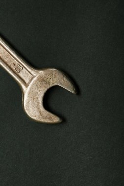 Beyaz arkaplanda paslı bir otomatik anahtar