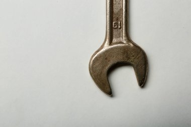 Beyaz arkaplanda paslı bir otomatik anahtar