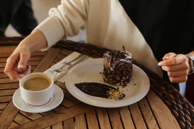 Bir dilim lezzetli kek ve bir fincan kahve.