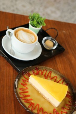 Bir dilim lezzetli kek ve bir fincan kahve.