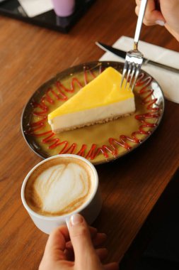 Bir dilim lezzetli kek ve bir fincan kahve.