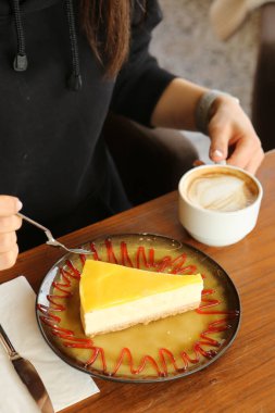 Bir dilim lezzetli kek ve bir fincan kahve.