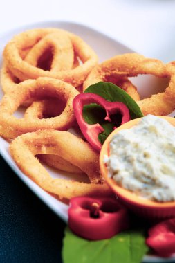 Kızarmış deniz ürünleri kalamar ya da soslu kalamar. 