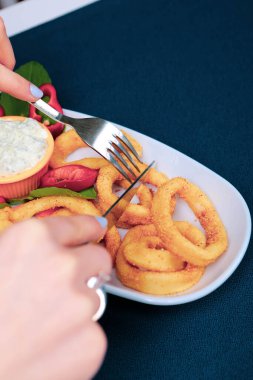 Kızarmış deniz ürünleri kalamar ya da soslu kalamar. 