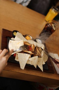 Masada lezzetli tavuk yemeği