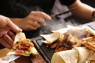 Masada lezzetli tavuk yemeği