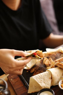 Masada lezzetli tavuk yemeği