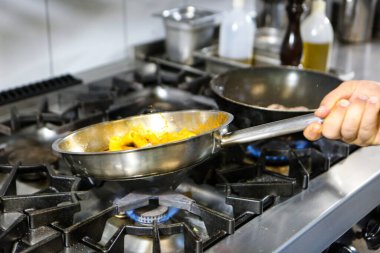 soba yangın pişirme makarna ile pota