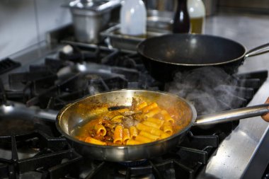 soba yangın pişirme makarna ile pota