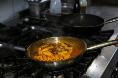 soba yangın pişirme makarna ile pota