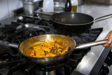 soba yangın pişirme makarna ile pota