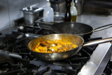 soba yangın pişirme makarna ile pota