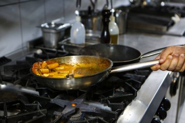 soba yangın pişirme makarna ile pota