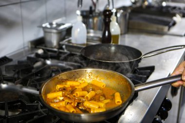 soba yangın pişirme makarna ile pota