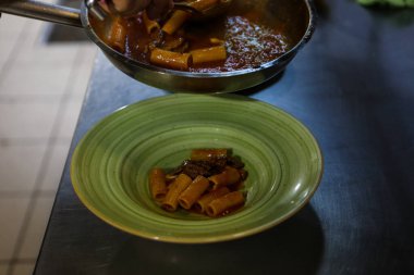 soba yangın pişirme makarna ile pota