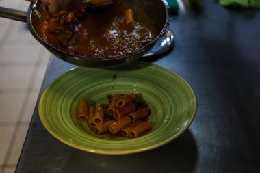 soba yangın pişirme makarna ile pota