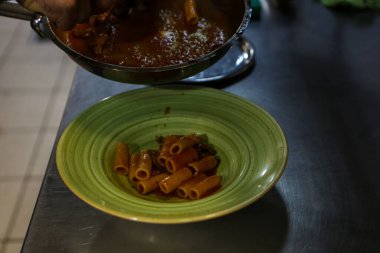 soba yangın pişirme makarna ile pota