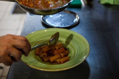 soba yangın pişirme makarna ile pota