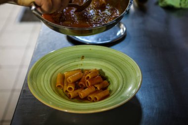 soba yangın pişirme makarna ile pota