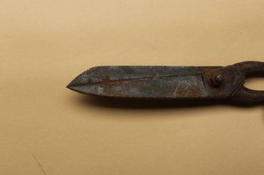 Beyaz arkaplanda paslı ve eski makas