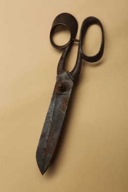 Beyaz arkaplanda paslı ve eski makas