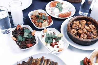 Geleneksel Türk ve Yunan yemek meze masası