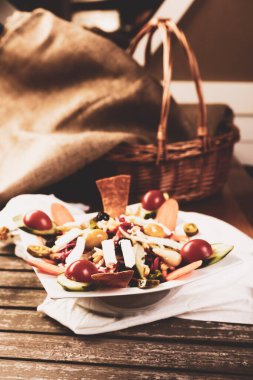 Taze salata tabağı ile karışık yeşillik