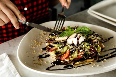 Çikolata soslu lezzetli waffle. 