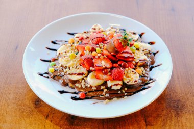 Çikolata soslu lezzetli waffle. 