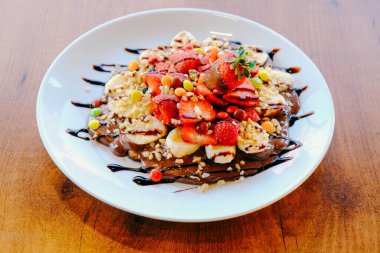 Çikolata soslu lezzetli waffle. 