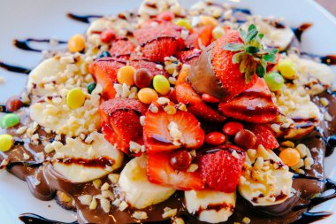 Çikolata soslu lezzetli waffle. 