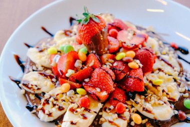 Çikolata soslu lezzetli waffle. 