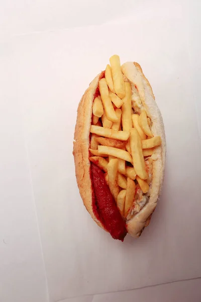 Pyszne Domowe Hot Dogi Stole Frytkami — Zdjęcie stockowe