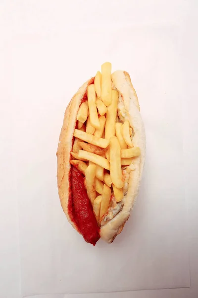 Delicioso Hot Dog Casero Sobre Mesa Con Papas Fritas —  Fotos de Stock